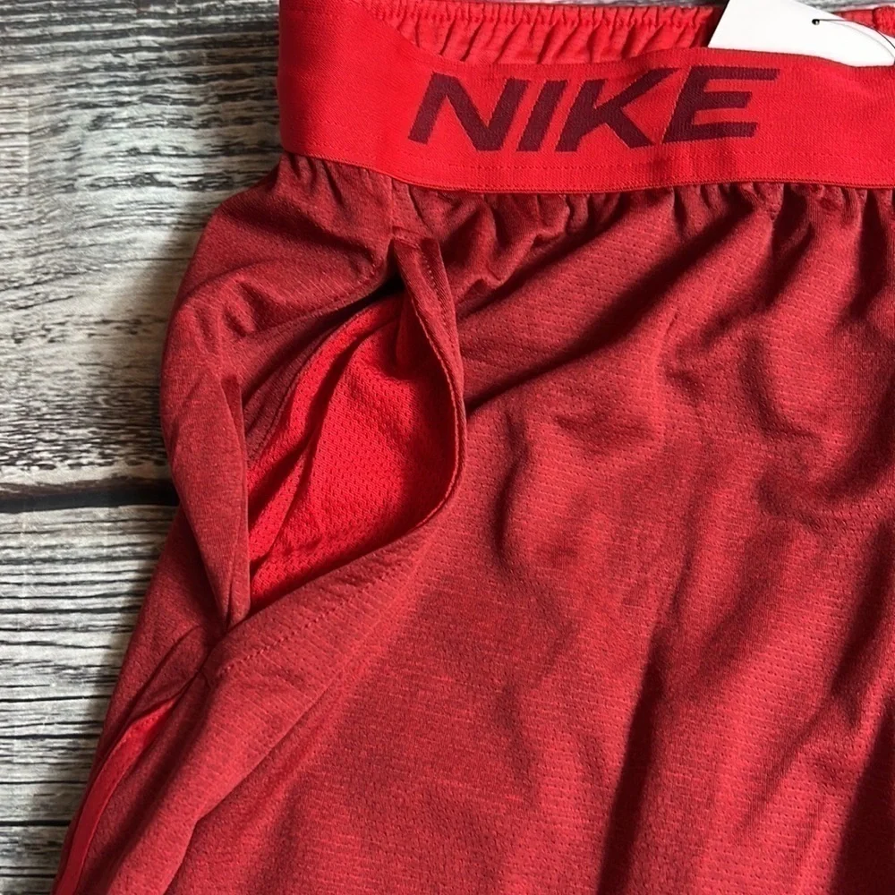Nike Men’s Crimson Red Standard Training Shorts SZ L Zipper Pocket/Pull-String